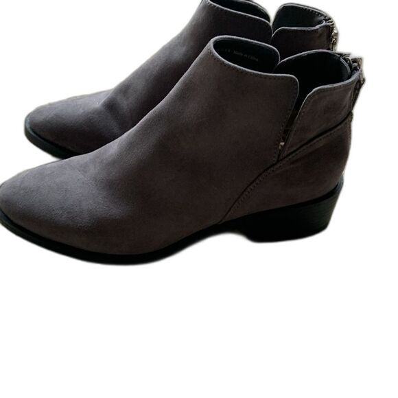 Dolce Vita Grey Vegan Suede Low Heel Ankle Booties Women's size 6.5 Classic - Picture 7 of 8